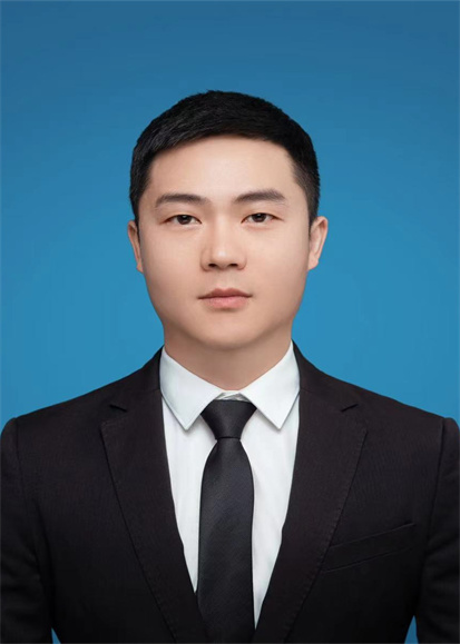 余东（声乐教师）